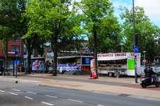 904662 Afbeelding van enkele mobiele kramen aan de Amsterdamsestraatweg op het Oppenheimplein te Utrecht, met in het ...